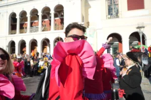 Το Πατρινό Καρναβάλι στα καλύτερά του: Δείτε πολλές ΦΩΤΟ από τη μεγάλη παρέλαση της Κυριακής