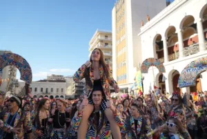 Το Πατρινό Καρναβάλι στα καλύτερά του: Δείτε πολλές ΦΩΤΟ από τη μεγάλη παρέλαση της Κυριακής