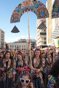 Το Πατρινό Καρναβάλι στα καλύτερά του: Δείτε πολλές ΦΩΤΟ από τη μεγάλη παρέλαση της Κυριακής