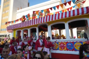 Το Πατρινό Καρναβάλι στα καλύτερά του: Δείτε πολλές ΦΩΤΟ από τη μεγάλη παρέλαση της Κυριακής