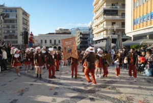 Το Πατρινό Καρναβάλι στα καλύτερά του: Δείτε πολλές ΦΩΤΟ από τη μεγάλη παρέλαση της Κυριακής