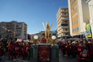Το Πατρινό Καρναβάλι στα καλύτερά του: Δείτε πολλές ΦΩΤΟ από τη μεγάλη παρέλαση της Κυριακής