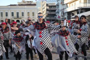 Το Πατρινό Καρναβάλι στα καλύτερά του: Δείτε πολλές ΦΩΤΟ από τη μεγάλη παρέλαση της Κυριακής