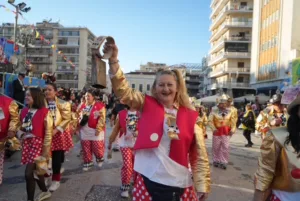 Το Πατρινό Καρναβάλι στα καλύτερά του: Δείτε πολλές ΦΩΤΟ από τη μεγάλη παρέλαση της Κυριακής