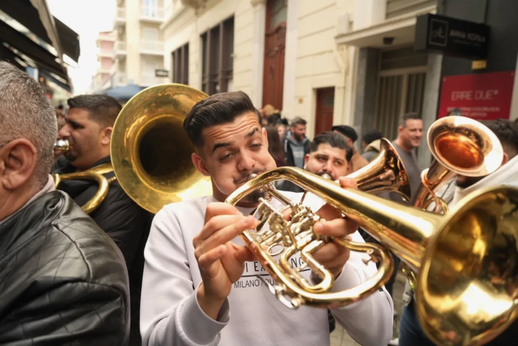 Πάτρα: Το κέντρο πήρε «φωτιά» με βαλκανικούς ρυθμούς ΦΩΤΟ
