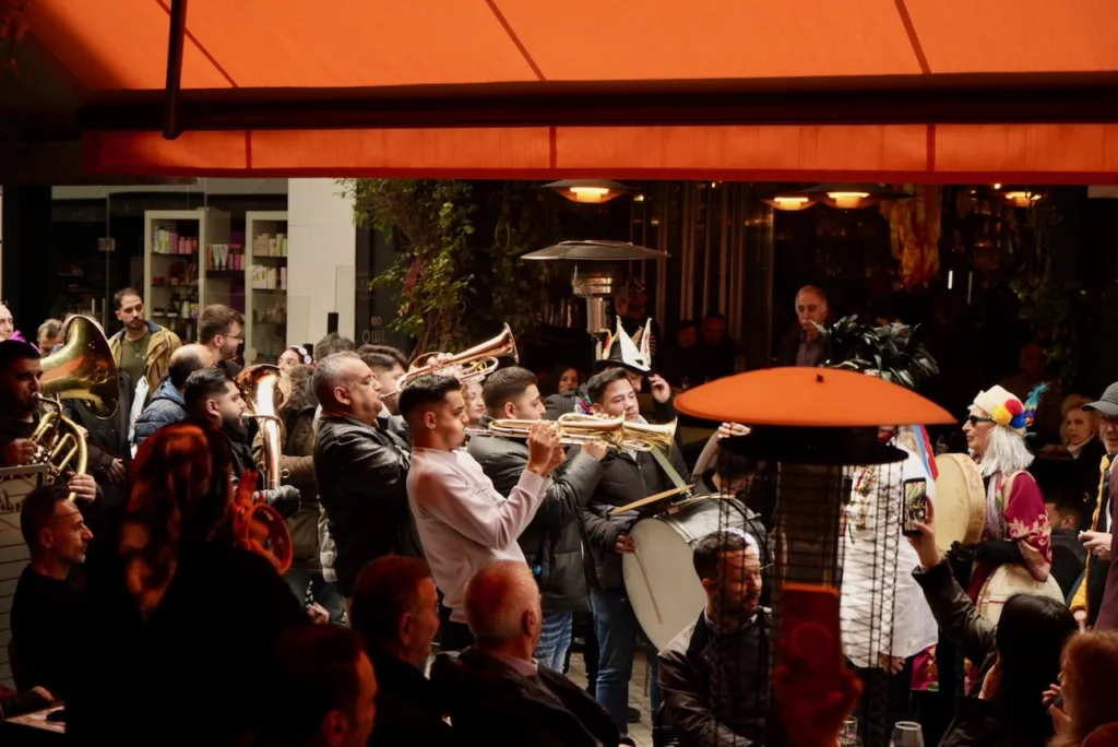 Πάτρα: Το κέντρο πήρε «φωτιά» με βαλκανικούς ρυθμούς ΦΩΤΟ