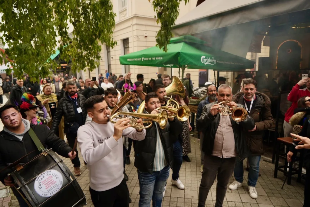 Πάτρα: Το κέντρο πήρε «φωτιά» με βαλκανικούς ρυθμούς ΦΩΤΟ