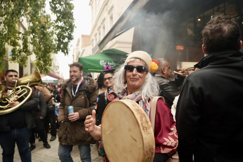 Πάτρα: Το κέντρο πήρε «φωτιά» με βαλκανικούς ρυθμούς ΦΩΤΟ