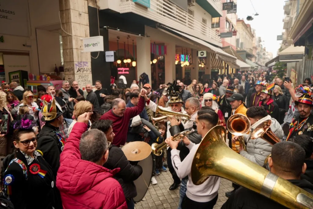 Πάτρα: Το κέντρο πήρε «φωτιά» με βαλκανικούς ρυθμούς ΦΩΤΟ