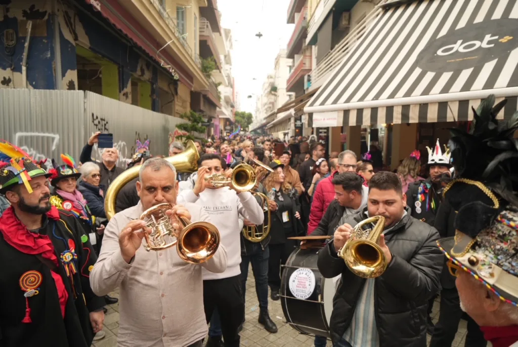 Πάτρα: Το κέντρο πήρε «φωτιά» με βαλκανικούς ρυθμούς ΦΩΤΟ