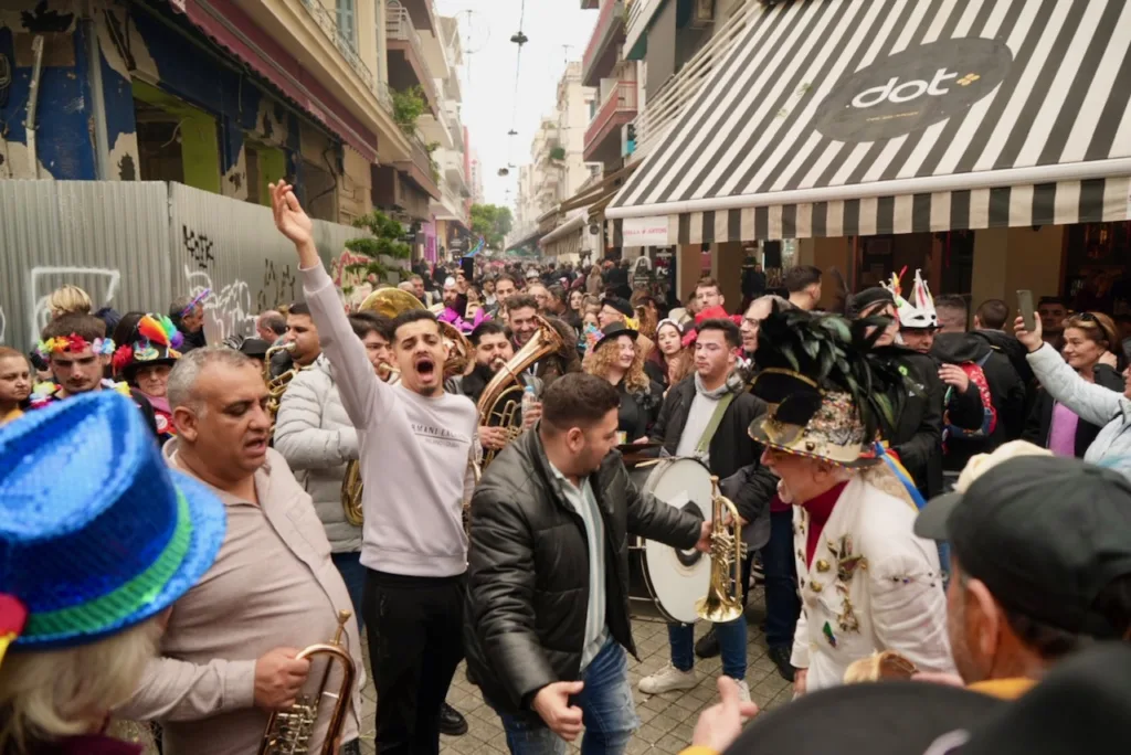 Πάτρα: Το κέντρο πήρε «φωτιά» με βαλκανικούς ρυθμούς ΦΩΤΟ