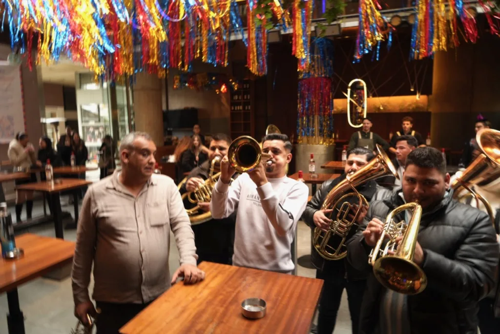 Πάτρα: Το κέντρο πήρε «φωτιά» με βαλκανικούς ρυθμούς ΦΩΤΟ