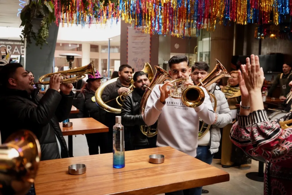 Πάτρα: Το κέντρο πήρε «φωτιά» με βαλκανικούς ρυθμούς ΦΩΤΟ