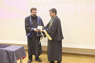 Επιτιμοποίηση του σκηνοθέτη-σεναριογράφου Γιάννη Οικονομίδη από το ΕΑΠ: Για το έργο και τη διεισδυτική ματιά του