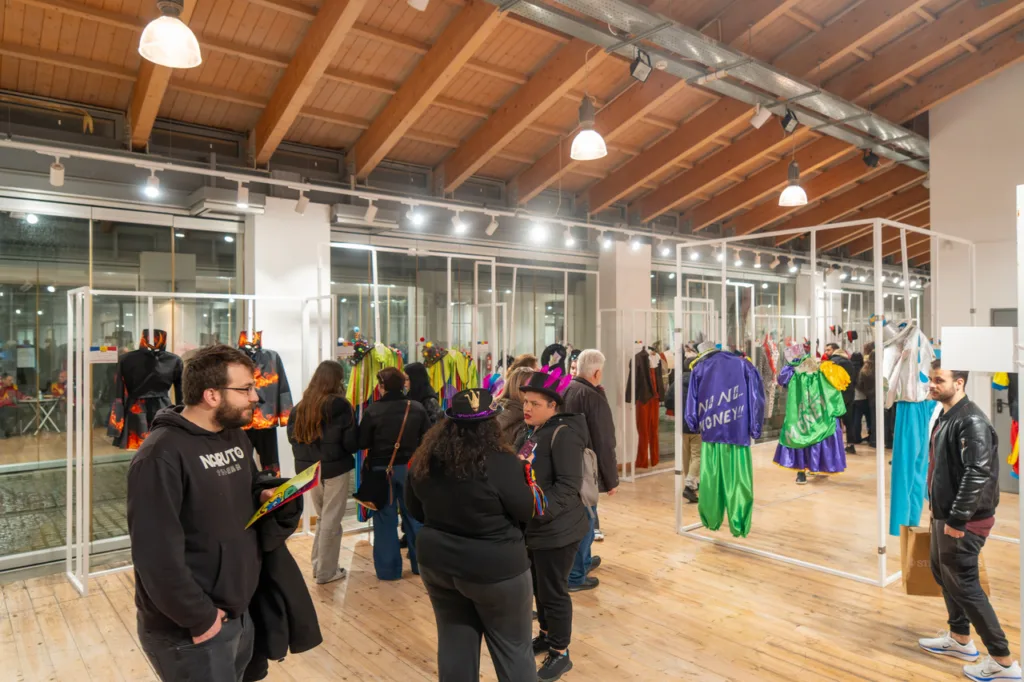 Πατρινό Καρναβάλι 2026: Άνοιξε η έκθεση στολών στην Αγορά Αργύρη – Πρώτη «γεύση» πριν τις παρελάσεις