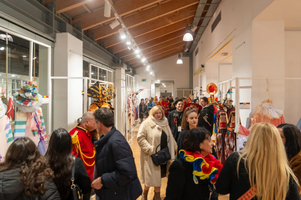 Πατρινό Καρναβάλι 2026: Άνοιξε η έκθεση στολών στην Αγορά Αργύρη – Πρώτη «γεύση» πριν τις παρελάσεις