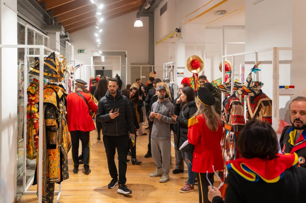 Πατρινό Καρναβάλι 2026: Άνοιξε η έκθεση στολών στην Αγορά Αργύρη – Πρώτη «γεύση» πριν τις παρελάσεις