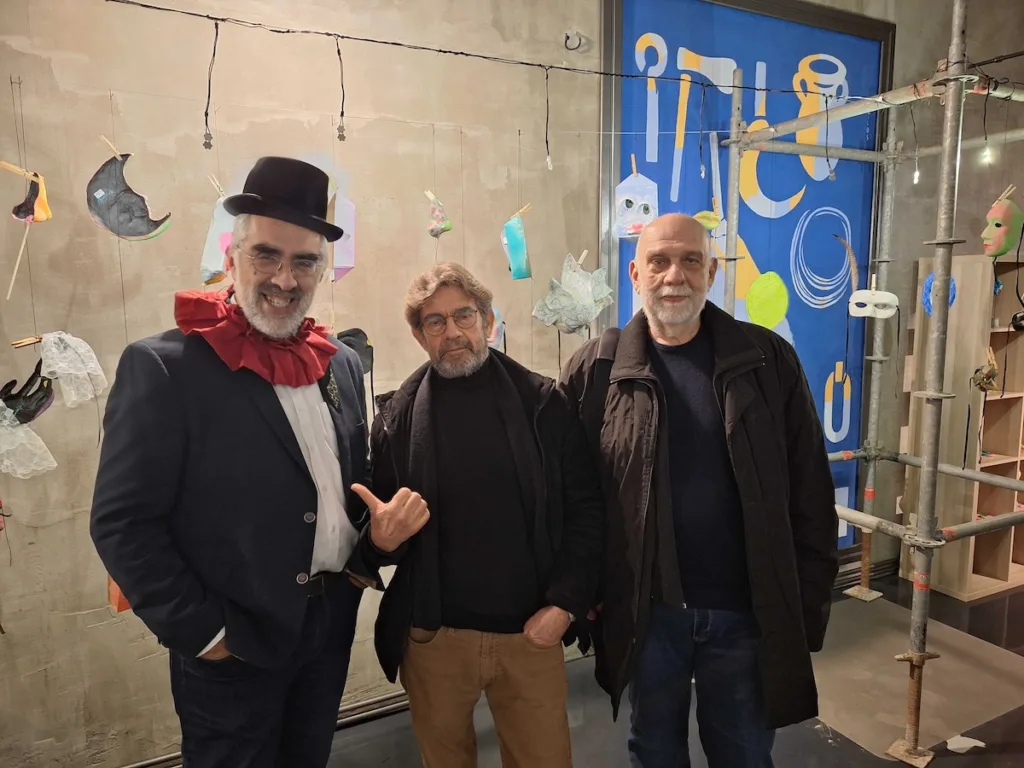 Πλήθος κόσμου στα εγκαίνια της έκθεσης «My mum is a maker!» – Το καρναβαλικό πνεύμα ζωντάνεψε μέσα από τις μάσκες της Βασιλικής Κασπίρη ΦΩΤΟ