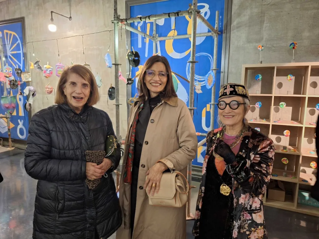 Πλήθος κόσμου στα εγκαίνια της έκθεσης «My mum is a maker!» – Το καρναβαλικό πνεύμα ζωντάνεψε μέσα από τις μάσκες της Βασιλικής Κασπίρη ΦΩΤΟ