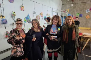 Πλήθος κόσμου στα εγκαίνια της έκθεσης «My mum is a maker!» – Το καρναβαλικό πνεύμα ζωντάνεψε μέσα από τις μάσκες της Βασιλικής Κασπίρη ΦΩΤΟ