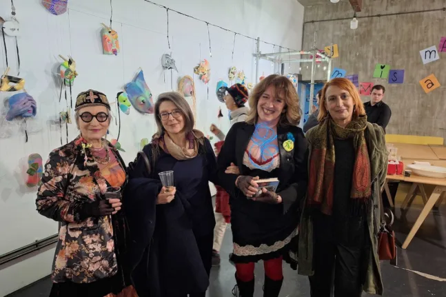 Πλήθος κόσμου στα εγκαίνια της έκθεσης «My mum is a maker!» – Το καρναβαλικό πνεύμα ζωντάνεψε μέσα από τις μάσκες της Βασιλικής Κασπίρη ΦΩΤΟ