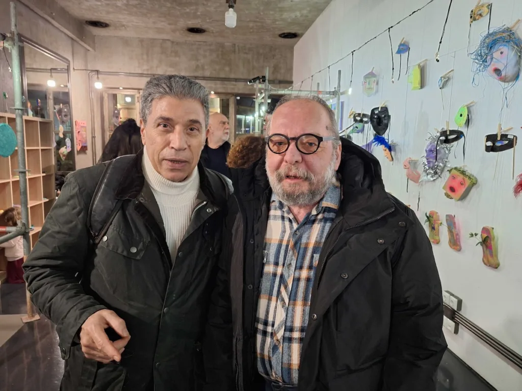 Πλήθος κόσμου στα εγκαίνια της έκθεσης «My mum is a maker!» – Το καρναβαλικό πνεύμα ζωντάνεψε μέσα από τις μάσκες της Βασιλικής Κασπίρη ΦΩΤΟ