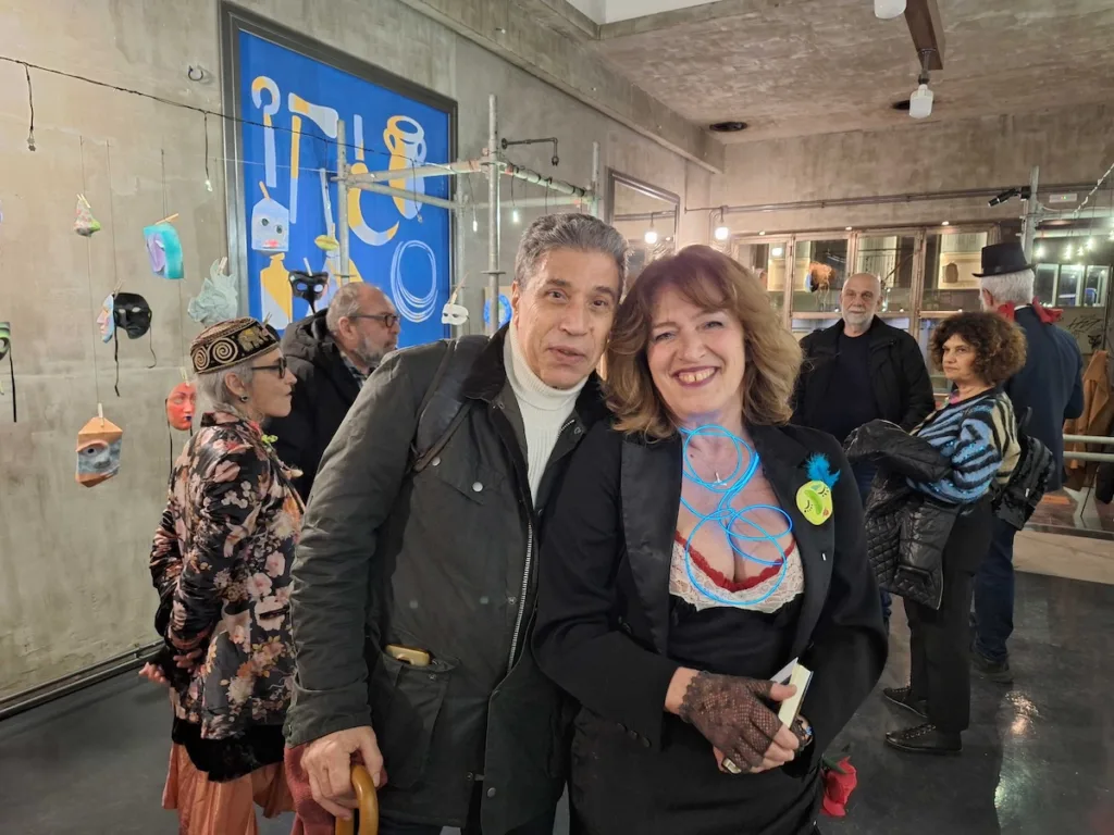 Πλήθος κόσμου στα εγκαίνια της έκθεσης «My mum is a maker!» – Το καρναβαλικό πνεύμα ζωντάνεψε μέσα από τις μάσκες της Βασιλικής Κασπίρη ΦΩΤΟ