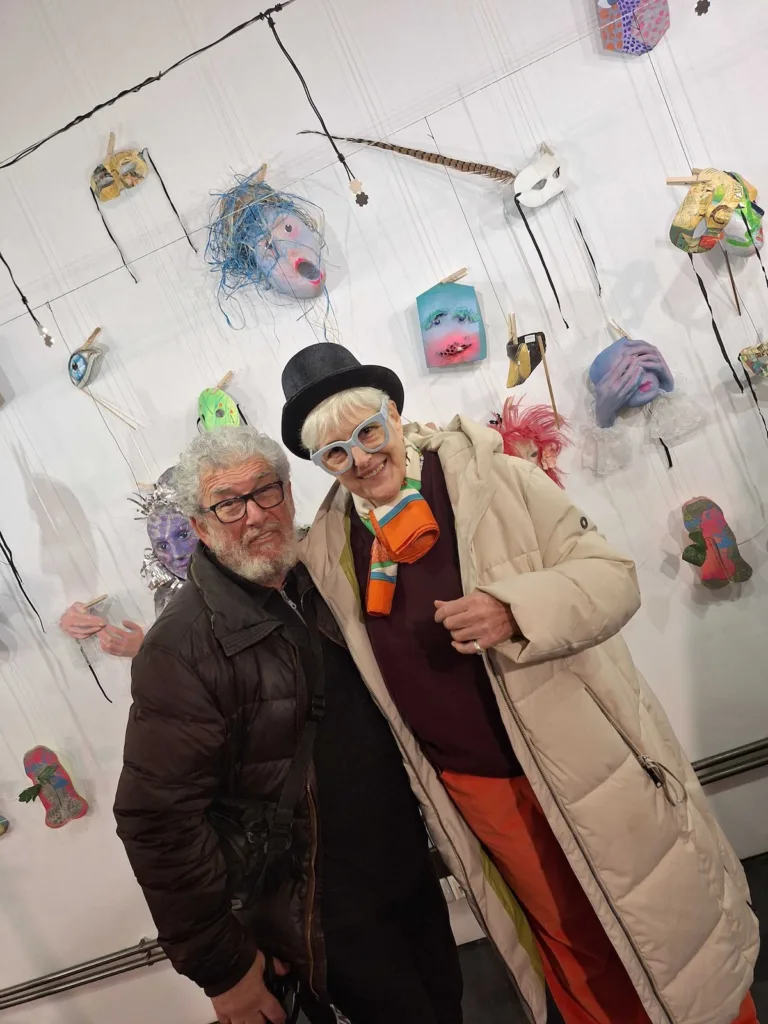 Πλήθος κόσμου στα εγκαίνια της έκθεσης «My mum is a maker!» – Το καρναβαλικό πνεύμα ζωντάνεψε μέσα από τις μάσκες της Βασιλικής Κασπίρη ΦΩΤΟ