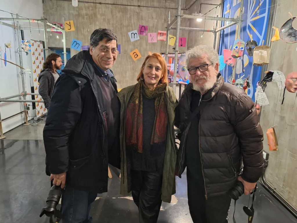 Πλήθος κόσμου στα εγκαίνια της έκθεσης «My mum is a maker!» – Το καρναβαλικό πνεύμα ζωντάνεψε μέσα από τις μάσκες της Βασιλικής Κασπίρη ΦΩΤΟ