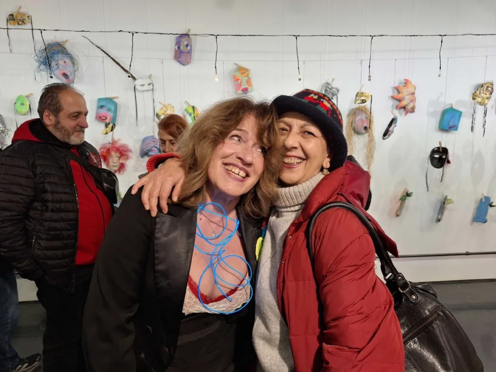 Πλήθος κόσμου στα εγκαίνια της έκθεσης «My mum is a maker!» – Το καρναβαλικό πνεύμα ζωντάνεψε μέσα από τις μάσκες της Βασιλικής Κασπίρη ΦΩΤΟ