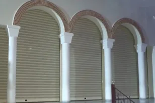 Απηύδησε ιέρεας και έβαλε ρολά σε εκκλησία στον Κορυδαλλό