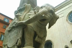 Βανδαλισμός ιστορικού γλυπτού στη Ρώμη: Έσπασαν τον χαυλιόδοντα του «Μικρού Ελέφαντα»