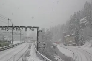 Τρένο εκτός γραμμής στην Ελβετία – Πέντε τραυματίες