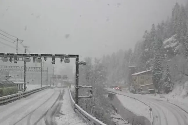 Τρένο εκτός γραμμής στην Ελβετία – Πέντε τραυματίες