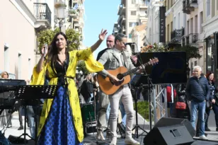 Μουσική και αγορές στο κέντρο: Το Επιμελητήριο Αχαΐας έστησε γιορτή στην καρδιά της πόλης