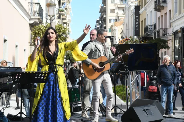 Μουσική και αγορές στο κέντρο: Το Επιμελητήριο Αχαΐας έστησε γιορτή στην καρδιά της πόλης