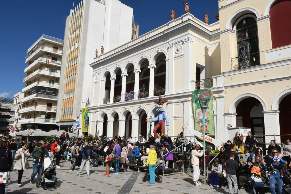 Μουσική και αγορές στο κέντρο: Το Επιμελητήριο Αχαΐας έστησε γιορτή στην καρδιά της πόλης