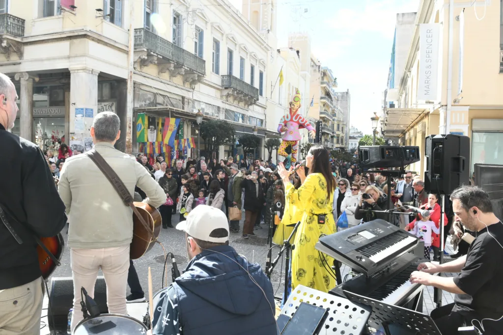 Μουσική και αγορές στο κέντρο: Το Επιμελητήριο Αχαΐας έστησε γιορτή στην καρδιά της πόλης