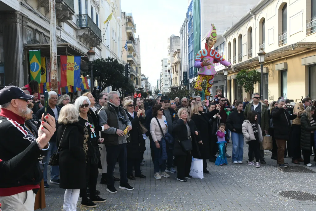 Μουσική και αγορές στο κέντρο: Το Επιμελητήριο Αχαΐας έστησε γιορτή στην καρδιά της πόλης