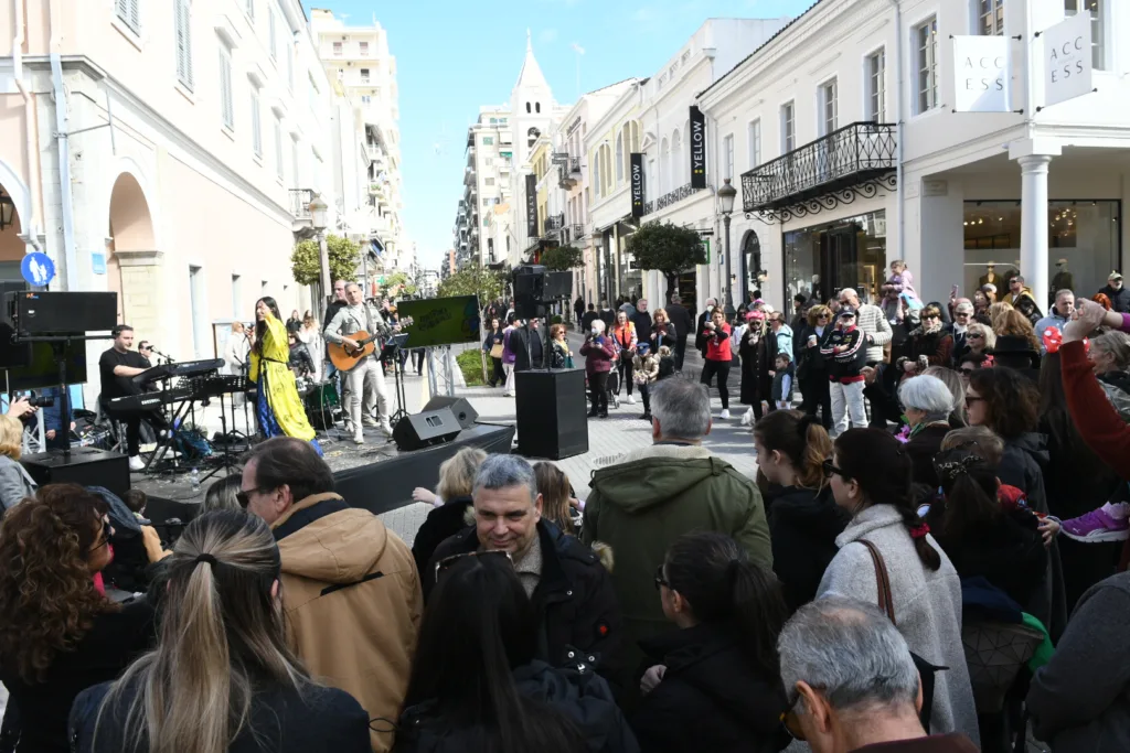 Μουσική και αγορές στο κέντρο: Το Επιμελητήριο Αχαΐας έστησε γιορτή στην καρδιά της πόλης