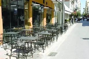 Εστίαση – Πάτρα: Γιατί τα τραπέζια μένουν άδεια – Αργή «ασφυξία» για τα μαγαζιά