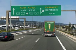 Ανατροπή φορτηγού στην Αθηνών-Λαμίας: Ταλαιπωρία για τους οδηγούς, κλειστές δύο λωρίδες