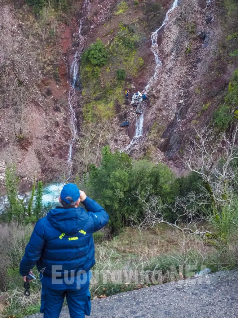 Θρίλερ με ακέφαλη σορό σε ΙΧ, στο Καρπενήσι, βρέθηκε σε γκρεμό ΦΩΤΟ