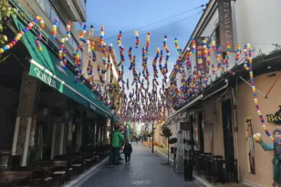 Πάτρα: Σε καρναβαλικούς ρυθμούς ο πεζόδρομος της Ρήγα Φεραίου