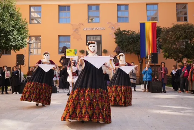 Πάτρα: Παραδοσιακά δρώμενα και καρναβαλικός παλμός στο κέντρο - Ξεχωριστές εικόνες από τη μεγάλη αποκριάτικη γιορτή ΦΩΤΟ