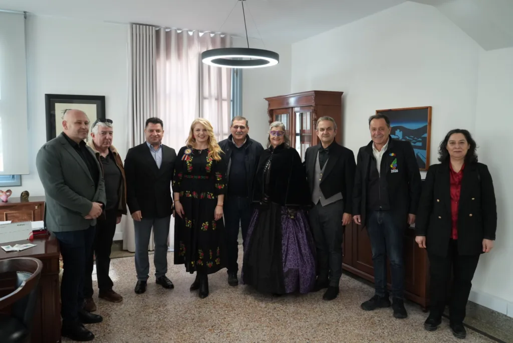 Πάτρα: Παραδοσιακά δρώμενα και καρναβαλικός παλμός στο κέντρο - Ξεχωριστές εικόνες από τη μεγάλη αποκριάτικη γιορτή ΦΩΤΟ