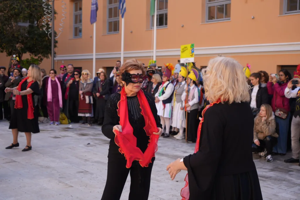 Πάτρα: Παραδοσιακά δρώμενα και καρναβαλικός παλμός στο κέντρο - Ξεχωριστές εικόνες από τη μεγάλη αποκριάτικη γιορτή ΦΩΤΟ