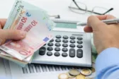 Ιδιωτικό χρέος και ΜμΕ: η σιωπηλή κρίση που το σύστημα δυσκολεύεται να διαχειριστεί