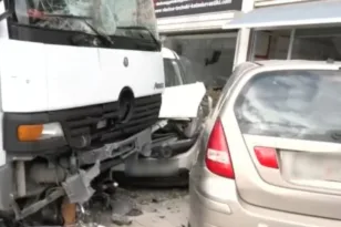 Φορτηγό «ξέφυγε» στη Θηβών και «καρφώθηκε» σε παρκαρισμένα οχήματα