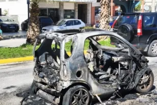 Αυτοκίνητο Smart «λαμπάδιασε» στον Άλιμο και καταστράφηκε ολοσχερώς, ΒΙΝΤΕΟ